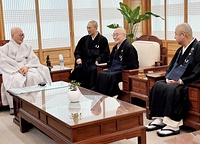曹渓宗の総務院で行われた会談。写真左が曹渓宗の眞愚・総務院長、右から2人目が服部秀世宗務総長