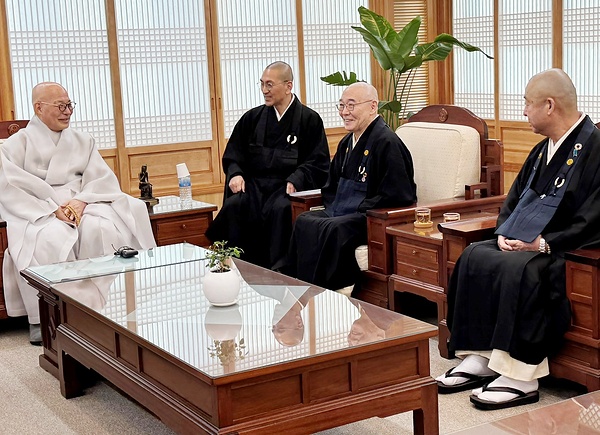 曹渓宗の総務院で行われた会談。写真左が曹渓宗の眞愚・総務院長、右から2人目が服部秀世宗務総長