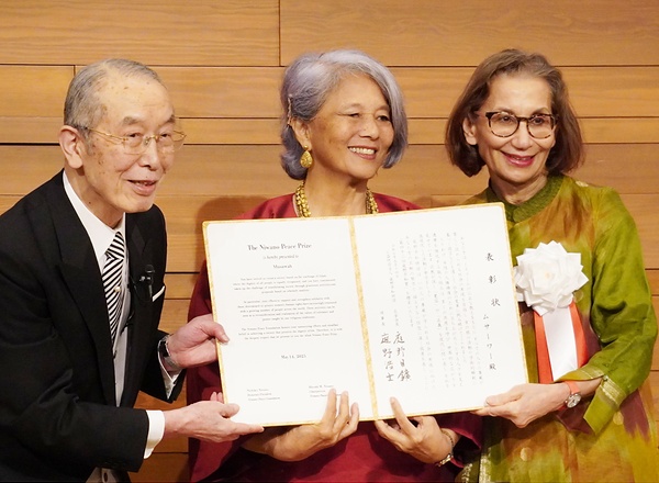 庭野名誉会長㊧から賞状を受け取るムサーワーのメンバー（中央がザイナ氏、右がジーバ氏）