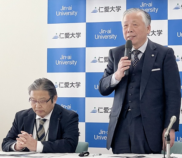 「北陸の中核となる知と人材のハブを目指す」と話す田代俊孝学長と禿了修理事長㊧