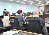 会見を開く元住職と代理人ら