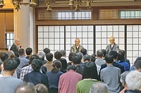 細川副センター長の司会で行われた横田管長㊨と岩村師家の対談