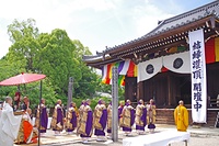 結縁灌頂に先立ち「庭儀三昧耶戒」を営む青年会の会員ら