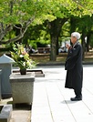 平和記念公園で合掌する真宗大谷派の大谷暢裕門首＝真宗大谷派山陽教務所提供