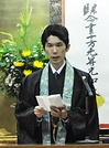 開会式で門首挨拶を代読する大谷裕新門（29日午前）