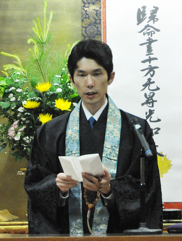 開会式で門首挨拶を代読する大谷裕新門（29日午前）
