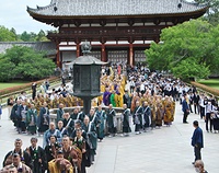 東大寺・大仏殿へ入堂する青年僧ら