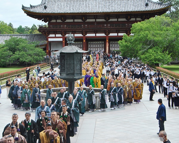 東大寺・大仏殿へ入堂する青年僧ら