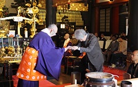 獅子王執行から御請書を受け取る杉本太郎氏