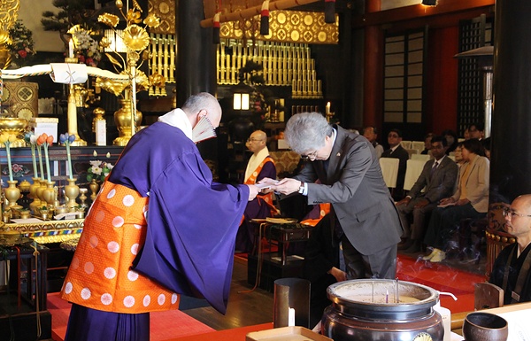 獅子王執行から御請書を受け取る杉本太郎氏