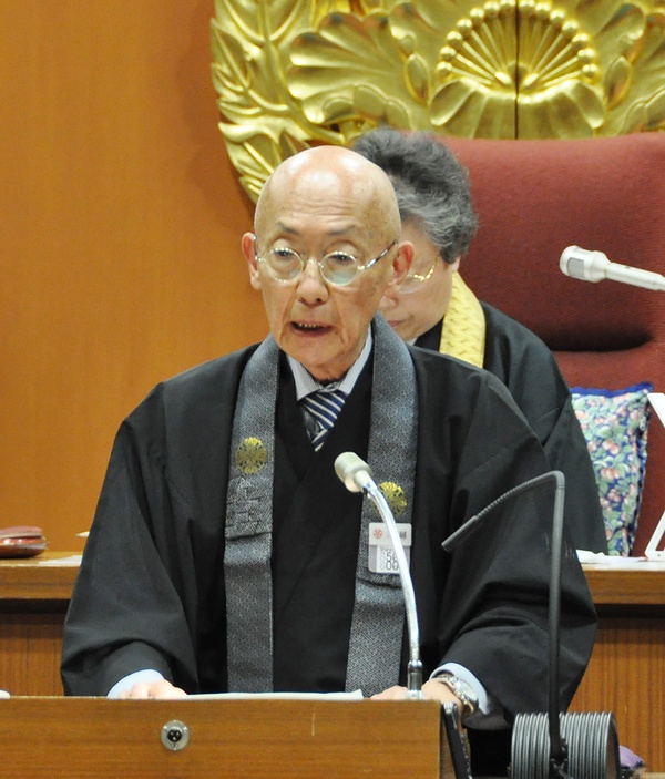 宗議会で演説する木越宗務総長