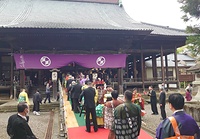 真宗三門徒派本山専照寺（福井市）の御影堂に向かう箱根の御真影