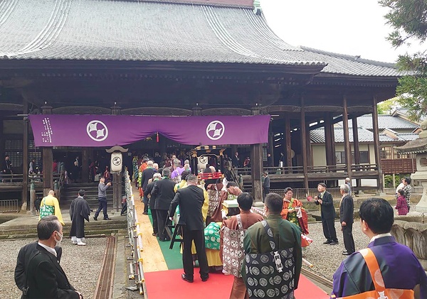 真宗三門徒派本山専照寺（福井市）の御影堂に向かう箱根の御真影