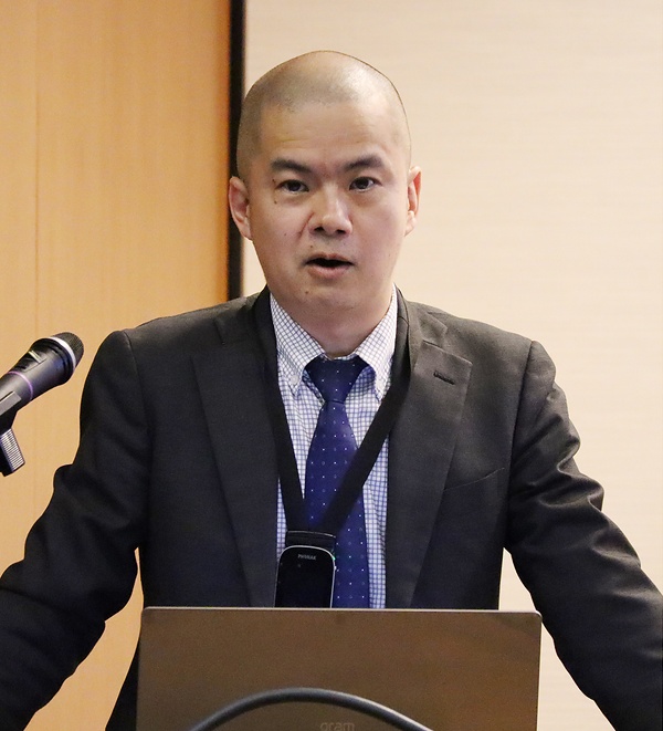 「一行一筆経」の栄西筆跡について発表する舘准教授
