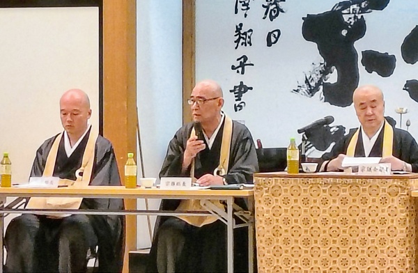 施政報告を行う長尾宗務総長
