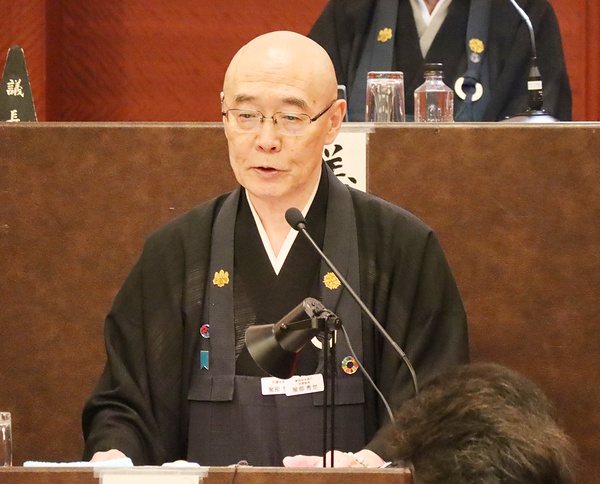 宗議会で演説する服部宗務総長