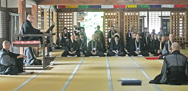 本堂で行われた安永管長の『臨済録』提唱（11日午後）
