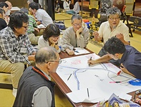 2015年9月に広島県三次市作木町の東光坊で実施された「T型集落点検」。坂原住職（中央奥）はこの調査をきっかけに近距離離郷門徒への法務にも積極的に取り組むようになった