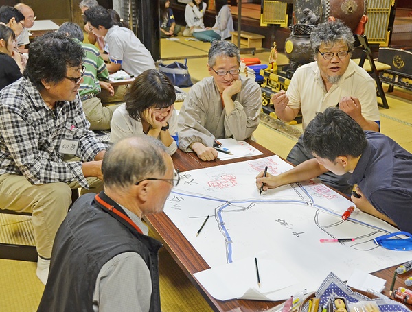 2015年9月に広島県三次市作木町の東光坊で実施された「T型集落点検」。坂原住職（中央奥）はこの調査をきっかけに近距離離郷門徒への法務にも積極的に取り組むようになった
