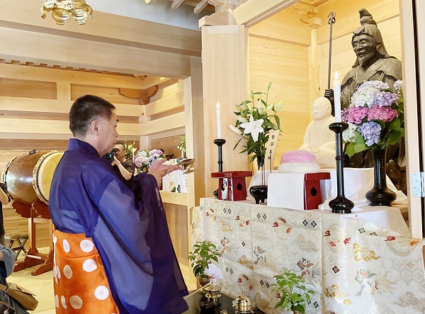 智証大師像開眼法要の導師を勤める三井寺の福家長吏