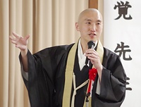 「袈裟を脱いで等身大で向き合うことも大切」と話す井川住職