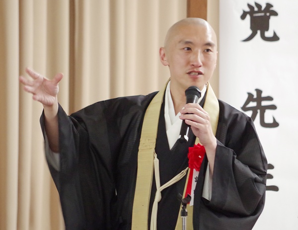 「袈裟を脱いで等身大で向き合うことも大切」と話す井川住職