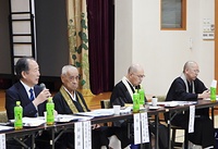 総会で「一地域のことではなく世界遺産の意義に関わる問題だ」と訴える丹生都比売神社の丹生晃市宮司（左端）