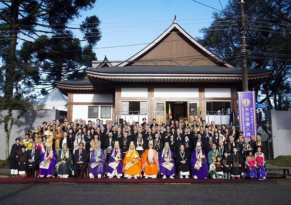 多くの現地メンバーらに祝われたクリチバ日伯寺の本堂落慶