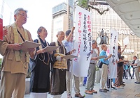 計画の撤回を求め街頭署名を行う京都仏教会の会員ら