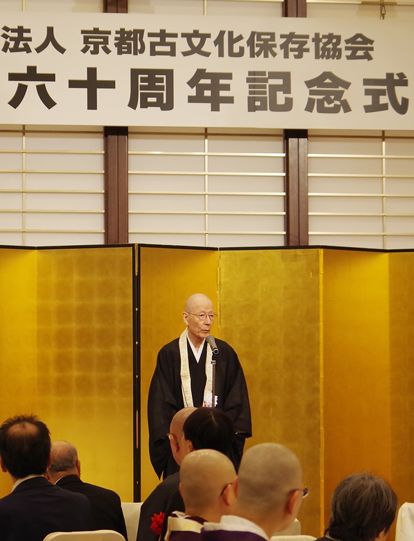 式典で挨拶する杉谷理事長