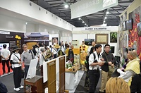大勢の来場者でにぎわう各本山の出展ブース（2日）