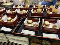 大豆ミートのパティにキャベツとトマトを載せ、湯葉ソースをかけるピュア精進バーガー