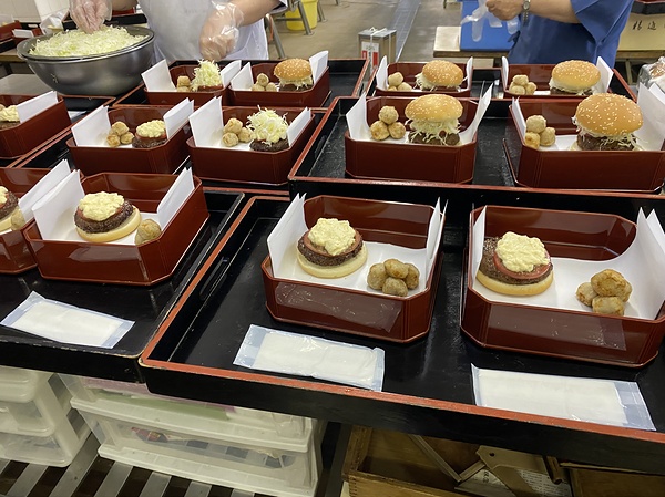 大豆ミートのパティにキャベツとトマトを載せ、湯葉ソースをかけるピュア精進バーガー
