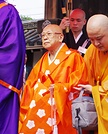 総門をくぐり金堂に進列する吉田化主
