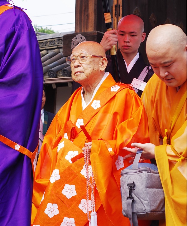総門をくぐり金堂に進列する吉田化主