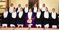 （前列左から）津田哲哉・山林管財部長、和田法会部長、近藤本淳総務部長、長谷部管長、今川宗務総長、桐生俊雅教学部長、後藤財務部長