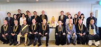 山田前会長の遺影を囲む出席者。平井新会長は前列右から4人目