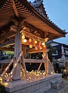 竹灯籠の柔らかな光で包まれた不断寺鐘楼（4日）