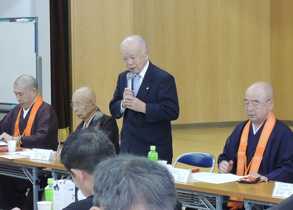 会長に就任し挨拶する橘重十九・北野天満宮宮司