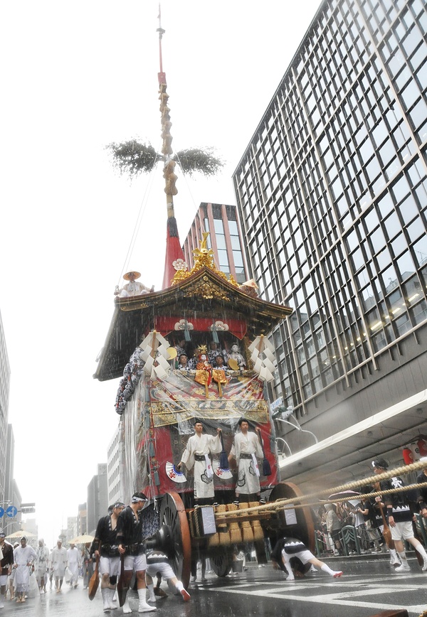 先端に大長刀を付けて巡行する長刀鉾