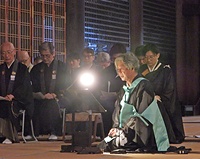 御影堂で親鸞聖人の御影に向かい開講の辞を述べる尾畑文正嗣講