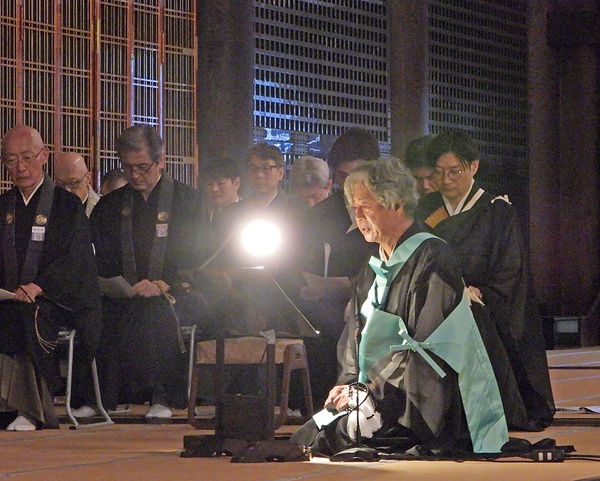 御影堂で親鸞聖人の御影に向かい開講の辞を述べる尾畑文正嗣講