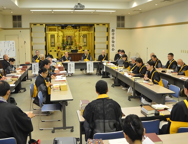 本山本願寺の聞法会館（京都市下京区）で開催中の会読（22日）