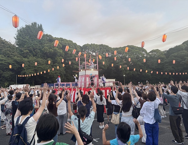 音楽フェスさながらの盛り上がりを見せる盆踊り大会
