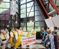 第五福竜丸展示館で米シアトルの教師らと交流する僧侶ら