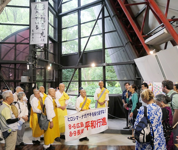 第五福竜丸展示館で米シアトルの教師らと交流する僧侶ら