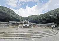翼を広げるように拝殿の左右に翼廊がV字状に伸びる福岡県護国神社（20日）