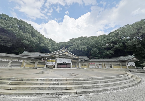 翼を広げるように拝殿の左右に翼廊がV字状に伸びる福岡県護国神社（20日）