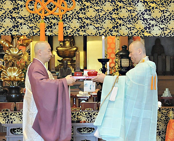 鉄舟居士の尊前にあんパンを奠供する平井住職㊧