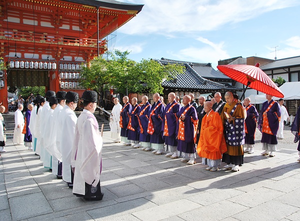 南楼門をくぐり、向かい合う野村宮司（左側手前）ら神職と藤座主ら延暦寺式衆